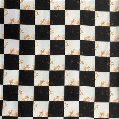 Žlutá látka s kostkovaným květem